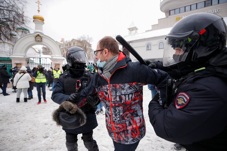 Rusia: la policía detuvo a más de 1.000 manifestantes a favor de Nalvany