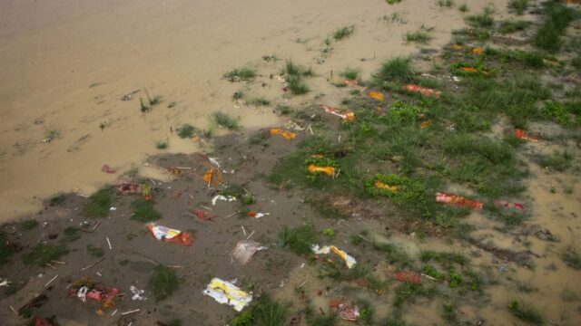 Terribles imágenes de víctimas de covid–19 flotando fuera de sus tumbas por inundaciones en India