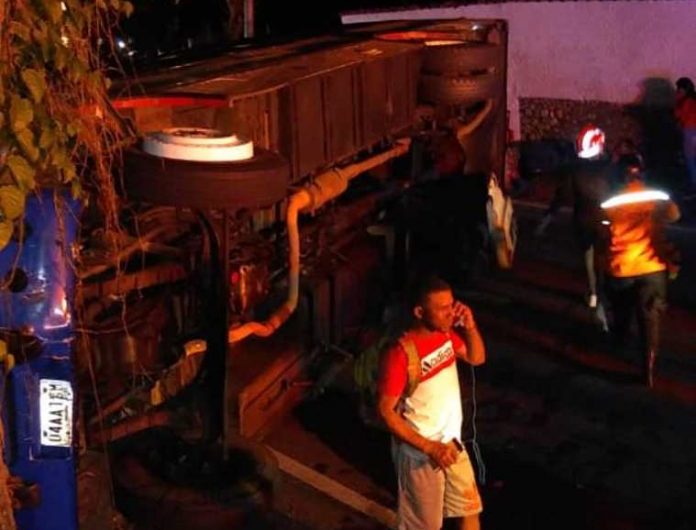 Autobús sin frenos volcó y embistió a vehículos dejando varios heridos en Táchira