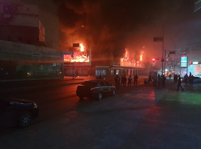 Mercado de Los Corotos en Quinta Crespo se incendió en la madrugada de este domingo