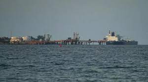Pdvsa desvía sus cargamentos de petróleo a puertos cubanos mas pequeños mientras continúa incendio en Matanzas